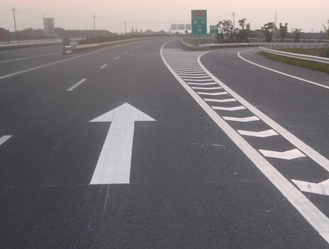 常用的两种道路标线涂料是热熔型和溶剂型两大类
